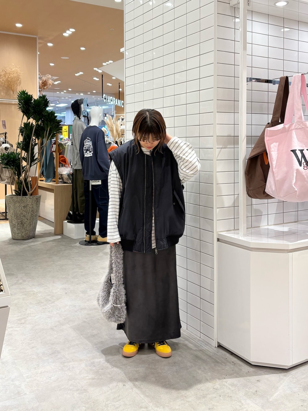 グレー系のスカート、ブラック系のMA-1、グレー系のTシャツ/カットソーを着用したレディースの秋コーディネートの2枚目の写真