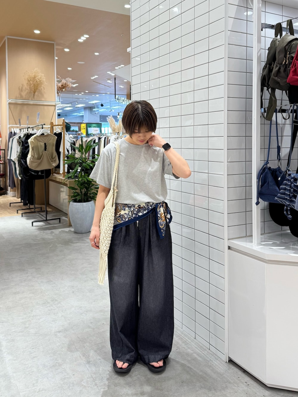 ホワイト系のTシャツ/カットソー、ブラック系のデニムパンツ、ホワイト系のトートバッグを着用したレディースの夏コーディネートの2枚目の写真