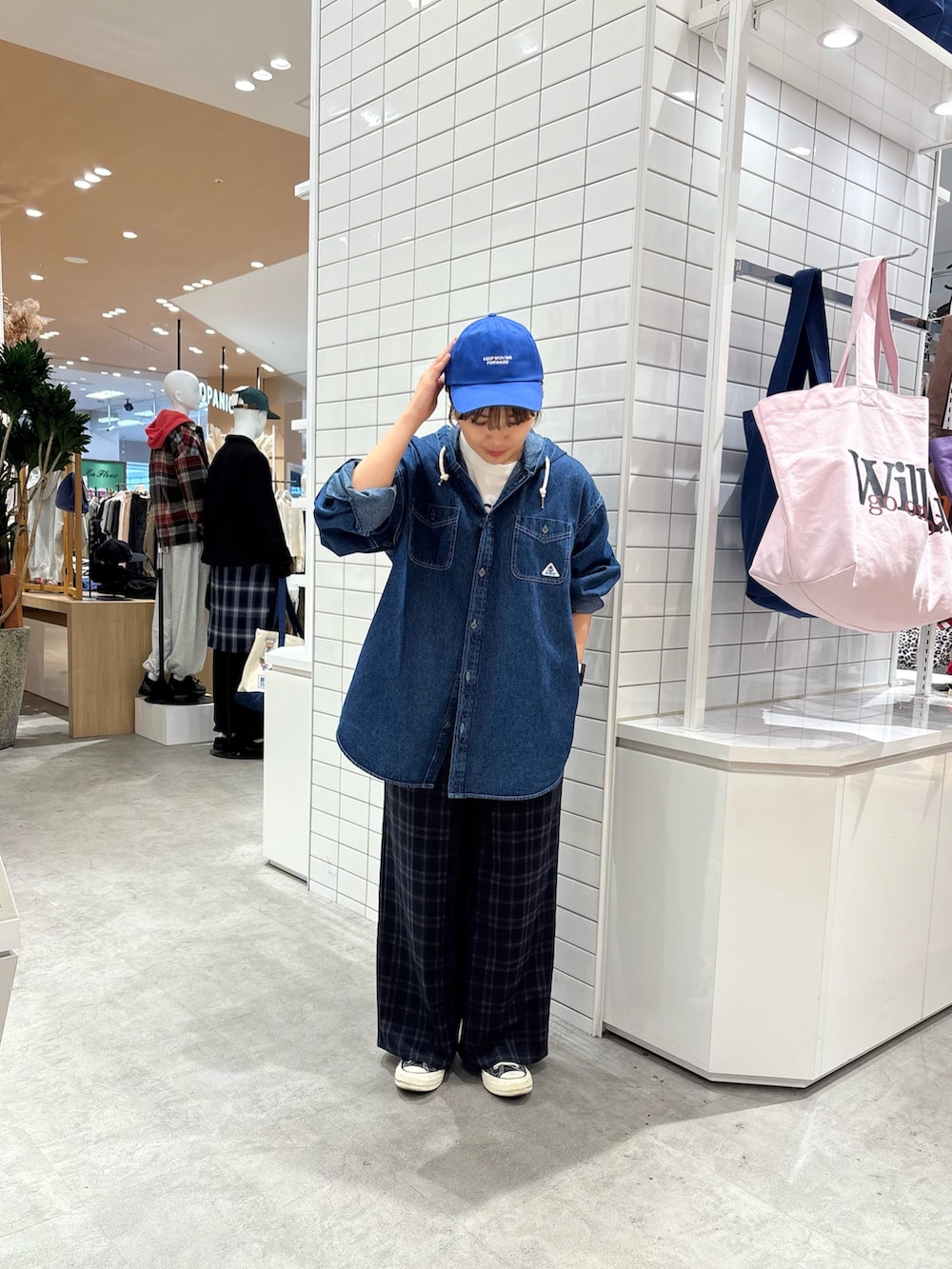 ブルー系のシャツ/ブラウス、ブルー系のその他パンツ、ブルー系のキャップを着用したレディースの秋コーディネートの2枚目の写真