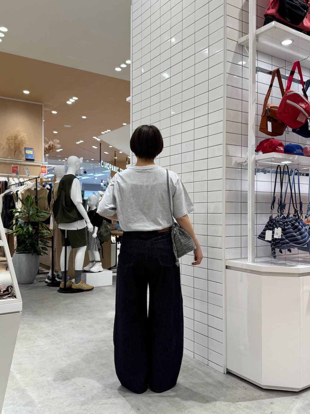 グレー系のTシャツ/カットソー、ブラック系のデニムパンツ、グリーン系のショルダーバッグを着用したレディースの夏コーディネートの4枚目の写真