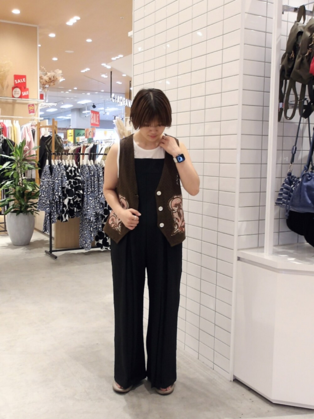 ブラック系のサロペット/オーバーオール、ブラウン系のベストを着用したレディースの夏コーディネートの3枚目の写真