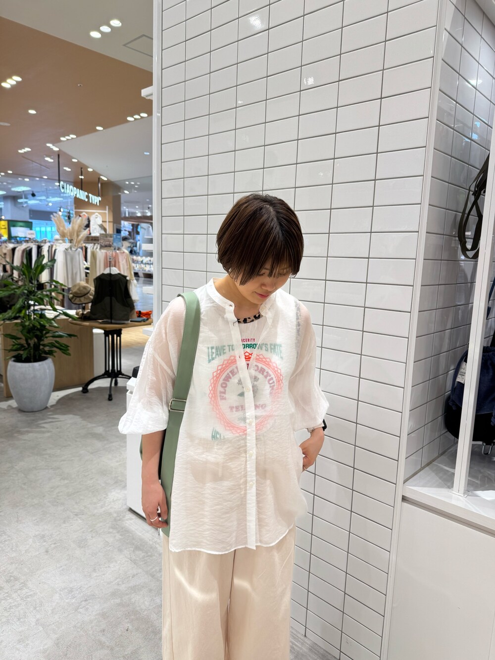 ホワイト系のタンクトップ、ホワイト系のシャツ/ブラウス、ホワイト系のデニムパンツを着用したレディースの夏コーディネートの6枚目の写真