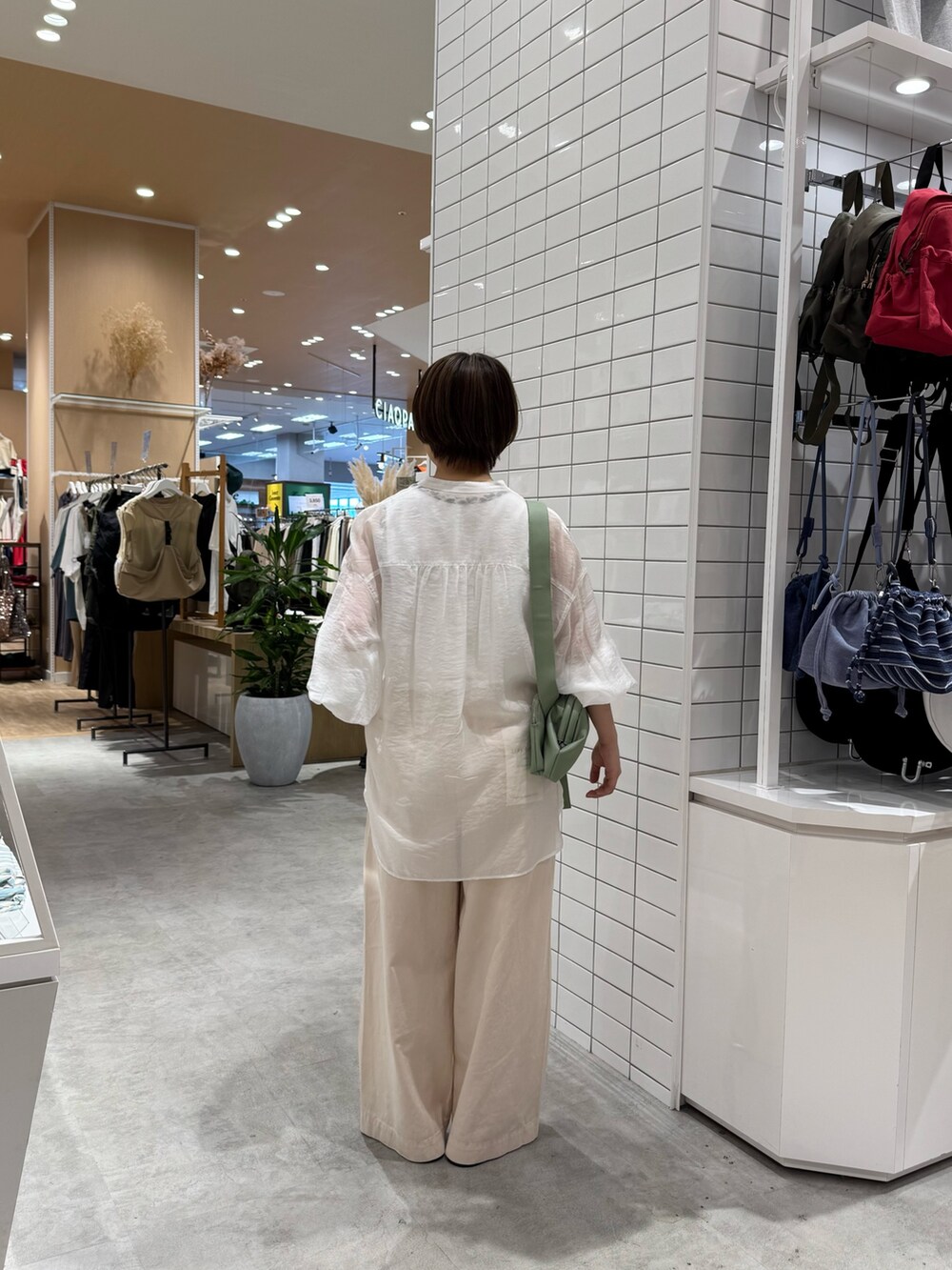 ホワイト系のタンクトップ、ホワイト系のシャツ/ブラウス、ホワイト系のデニムパンツを着用したレディースの夏コーディネートの5枚目の写真