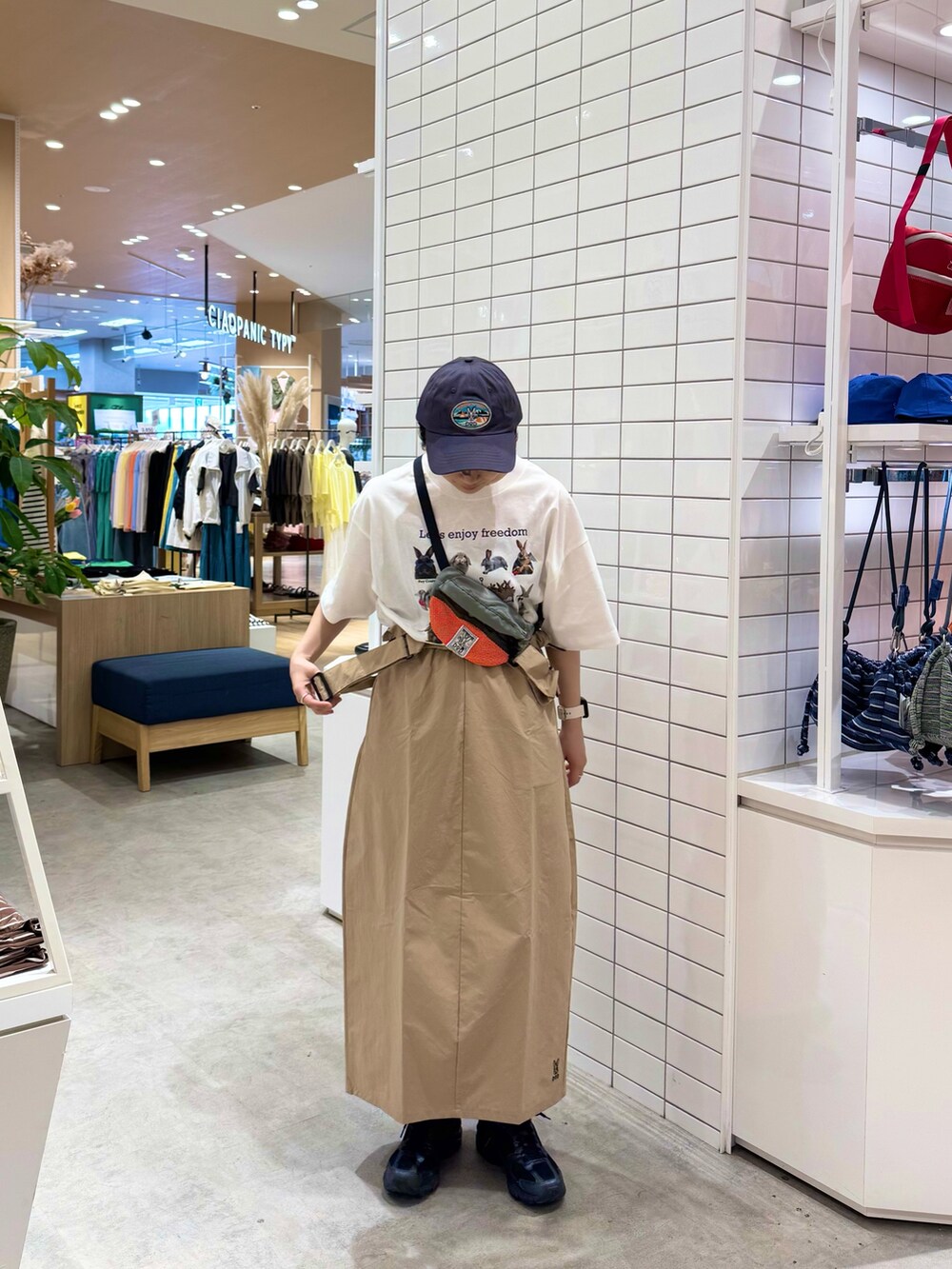 ホワイト系のTシャツ/カットソー、グレー系のトートバッグ、ベージュ系のスカートを着用したレディースの春コーディネートの3枚目の写真