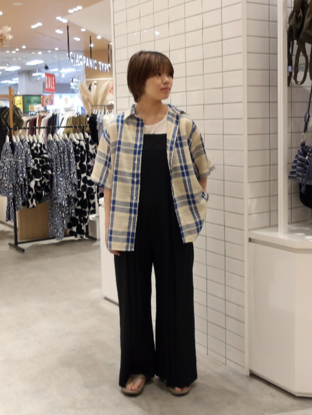 ブラック系のサロペット/オーバーオール、ベージュ系のシャツ/ブラウスを着用したレディースの夏コーディネートの2枚目の写真