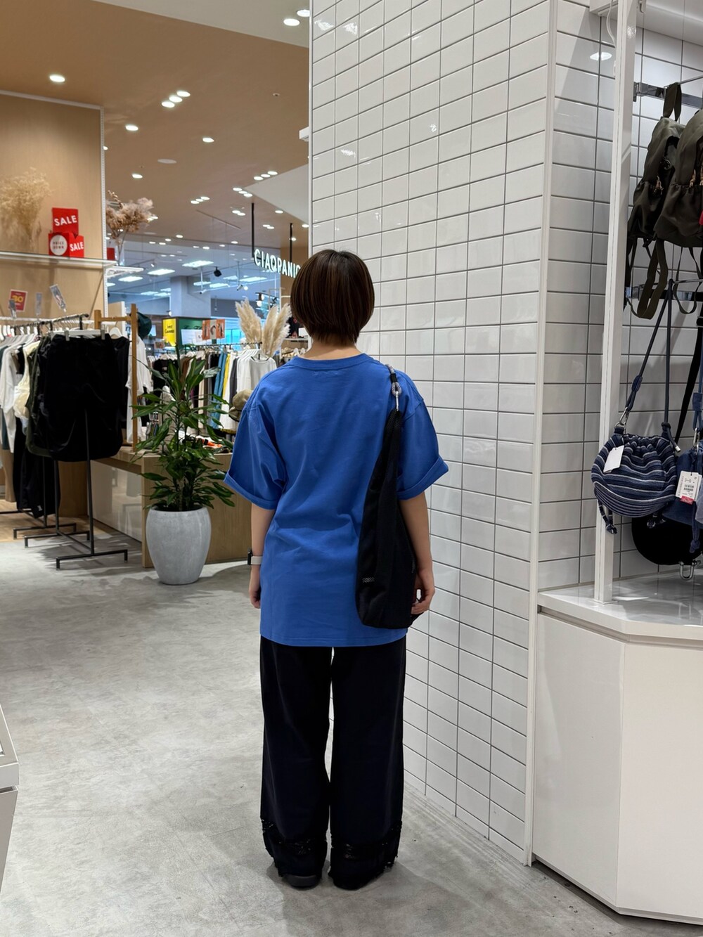 ブルー系のTシャツ/カットソー、ブラック系のその他パンツ、ブラック系のトートバッグを着用したレディースの夏コーディネートの4枚目の写真