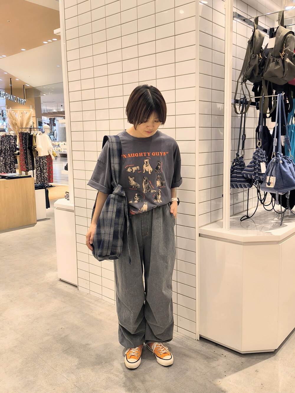 グレー系のTシャツ/カットソー、ブラック系のカーゴパンツを着用したレディースの夏コーディネートの2枚目の写真