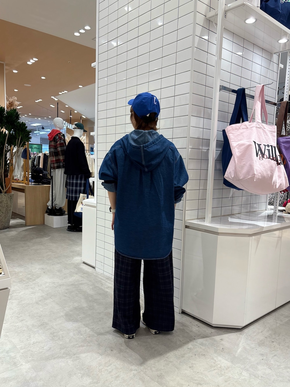 ブルー系のシャツ/ブラウス、ブルー系のその他パンツ、ブルー系のキャップを着用したレディースの秋コーディネートの5枚目の写真