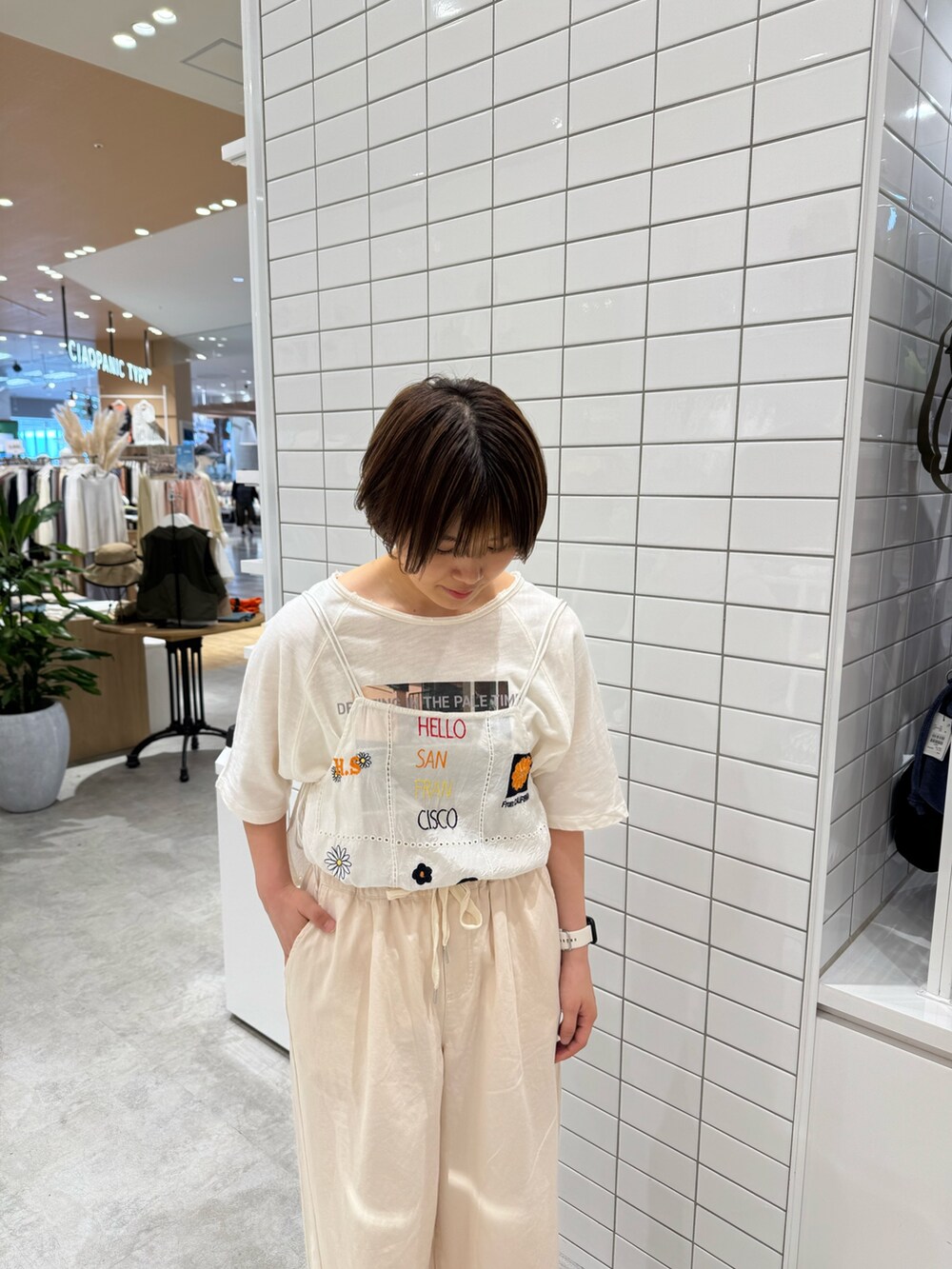 ホワイト系のシャツ/ブラウス、ホワイト系のTシャツ/カットソー、ホワイト系のデニムパンツを着用したレディースの夏コーディネートの5枚目の写真