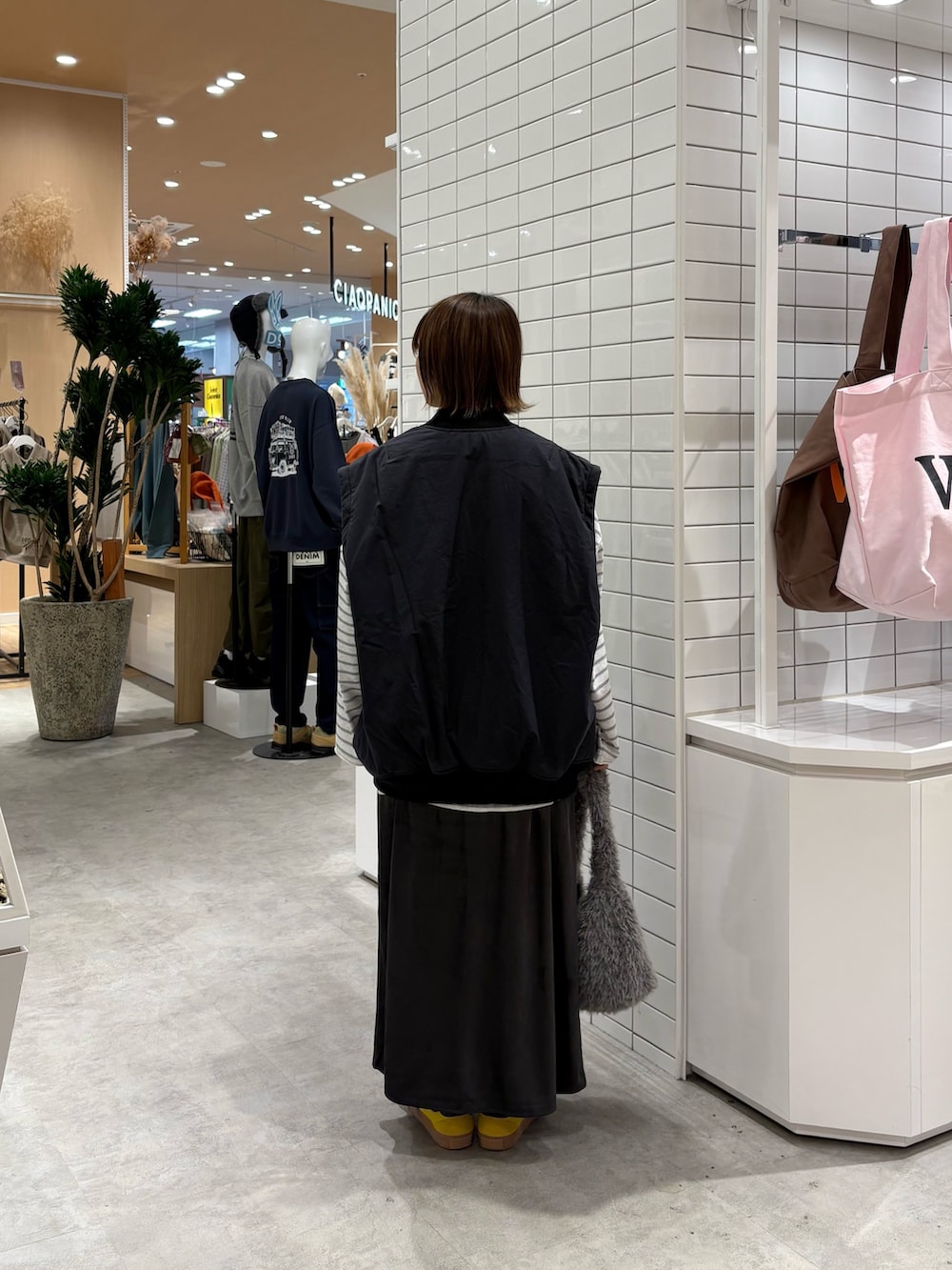 グレー系のスカート、ブラック系のMA-1、グレー系のTシャツ/カットソーを着用したレディースの秋コーディネートの4枚目の写真