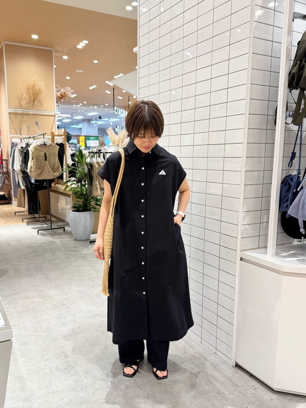 ブラック系のワンピース、ブラック系のその他パンツ、ブラック系のサンダルを着用したレディースの夏コーディネートの2枚目の写真