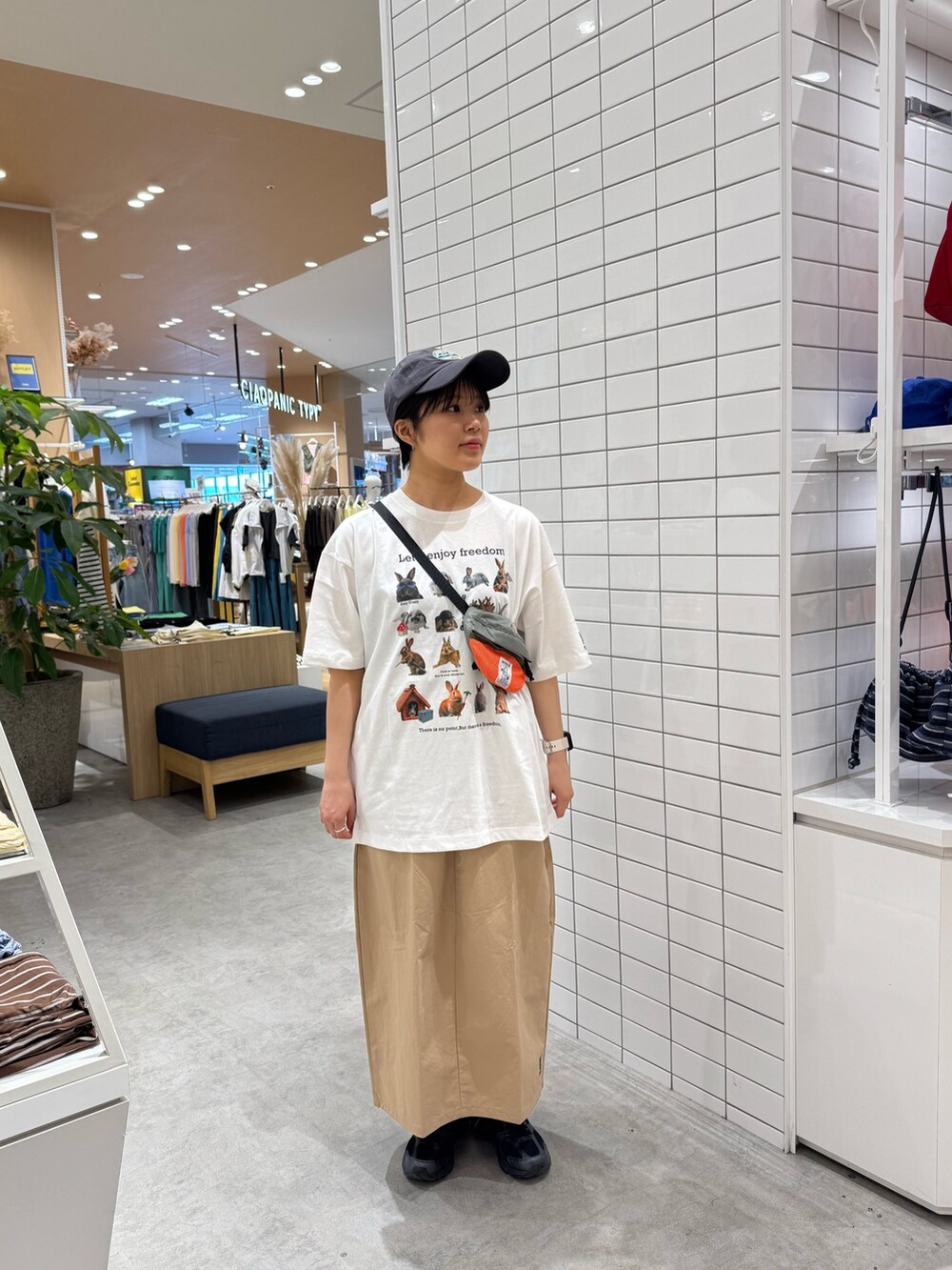 ホワイト系のTシャツ/カットソー、グレー系のトートバッグ、ベージュ系のスカートを着用したレディースの春コーディネートの5枚目の写真