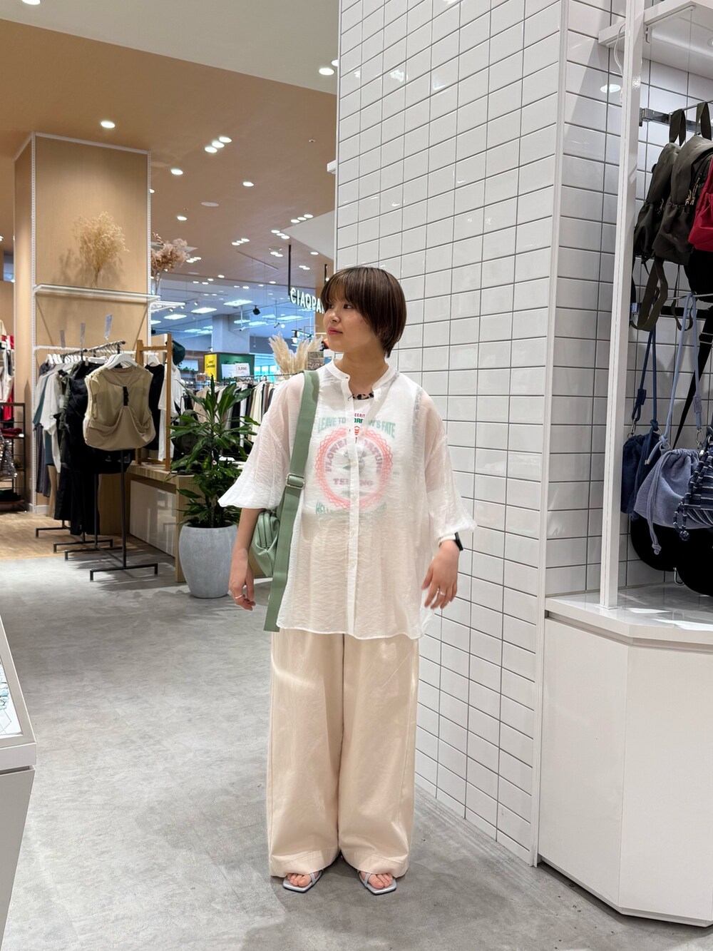 ホワイト系のタンクトップ、ホワイト系のシャツ/ブラウス、ホワイト系のデニムパンツを着用したレディースの夏コーディネートの3枚目の写真
