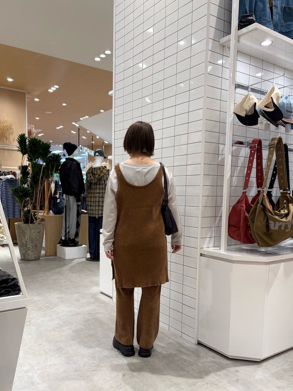 グレー系のTシャツ/カットソー、ブラウン系のその他パンツ、ブラウン系のワンピースを着用したレディースの秋コーディネートの3枚目の写真