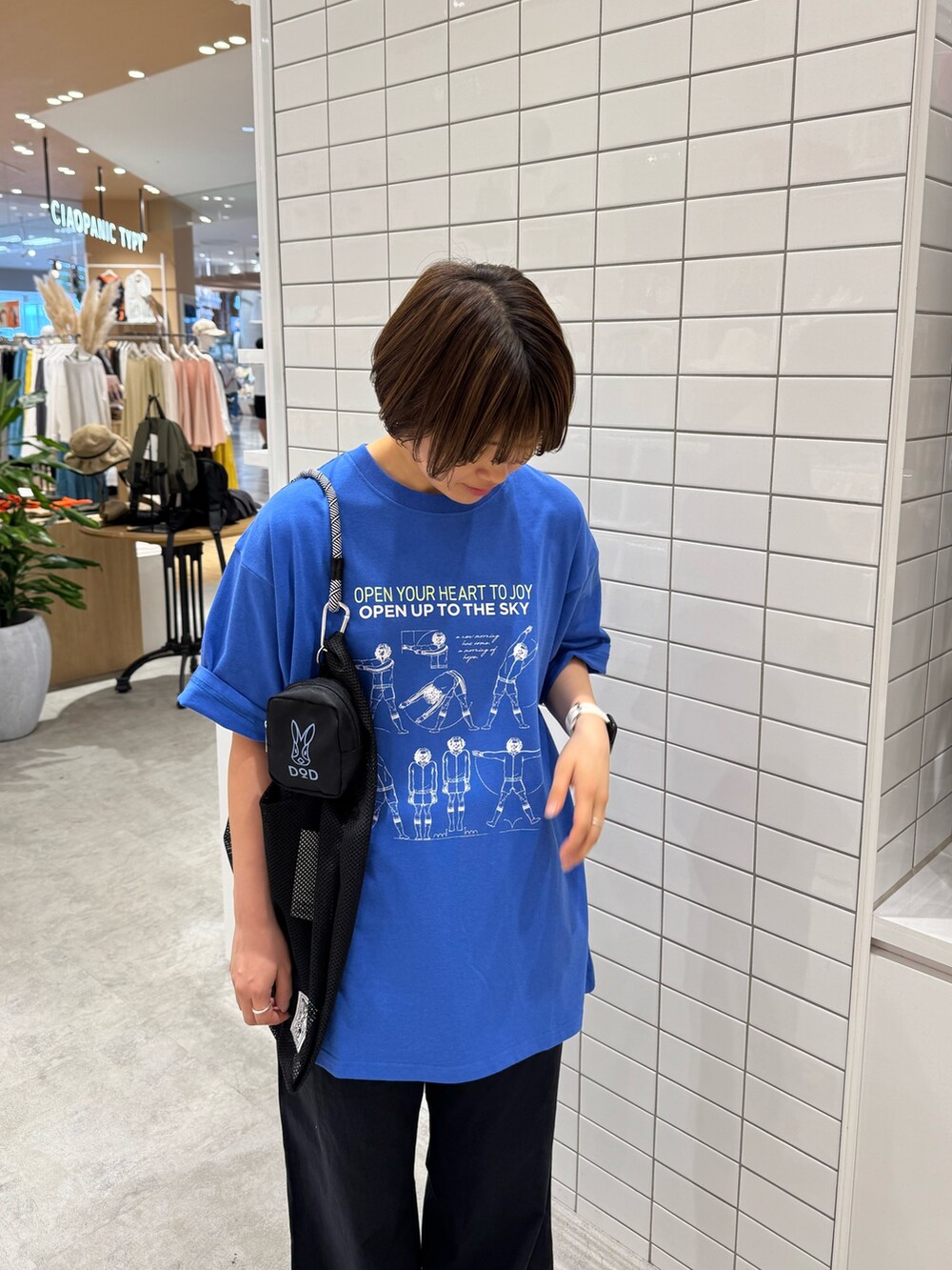 ブルー系のTシャツ/カットソー、ブラック系のその他パンツ、ブラック系のトートバッグを着用したレディースの夏コーディネートの5枚目の写真