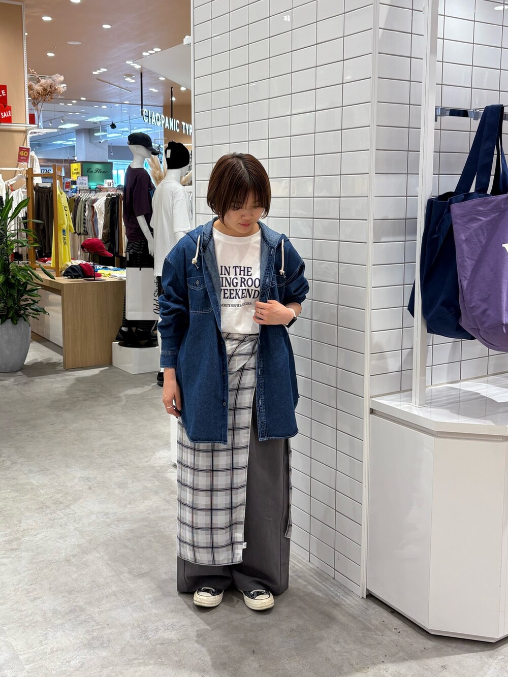 ホワイト系のTシャツ/カットソー、グレー系のデニムパンツ、ブルー系のシャツ/ブラウスを着用したレディースの秋コーディネートの2枚目の写真