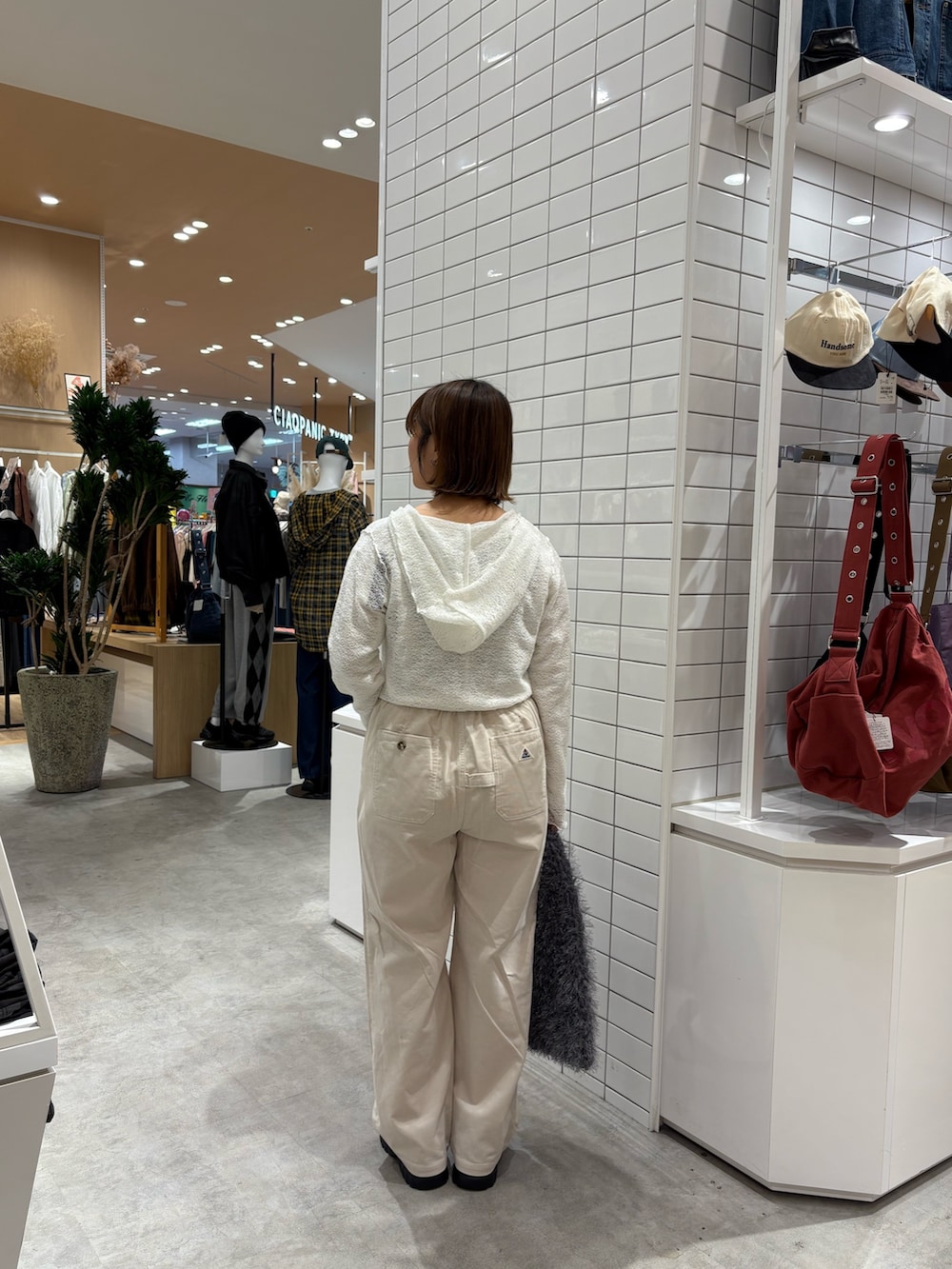 ホワイト系のその他パンツ、ブラウン系のスニーカー、ホワイト系のTシャツ/カットソーを着用したレディースの秋コーディネートの4枚目の写真