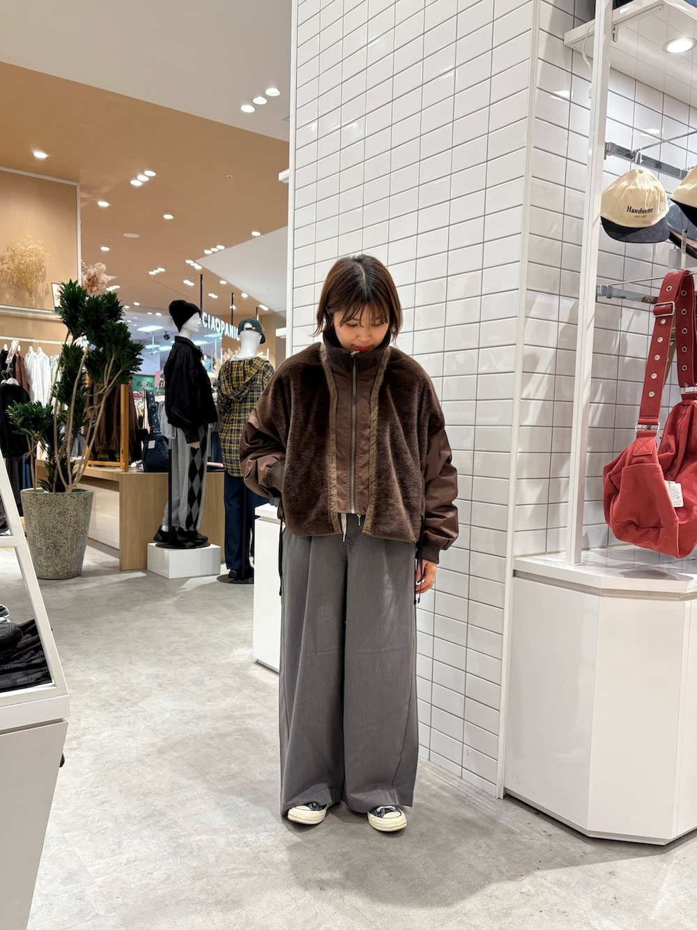 ブラウン系のブルゾン、グレー系のデニムパンツを着用したレディースの秋コーディネートの2枚目の写真