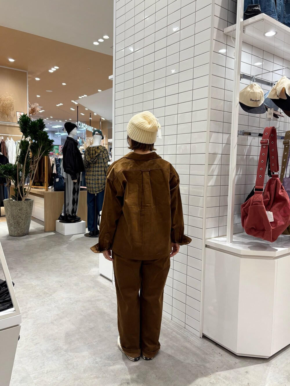 イエロー系のその他パンツ、イエロー系のその他アウター、ホワイト系のTシャツ/カットソーを着用したレディースの秋コーディネートの4枚目の写真