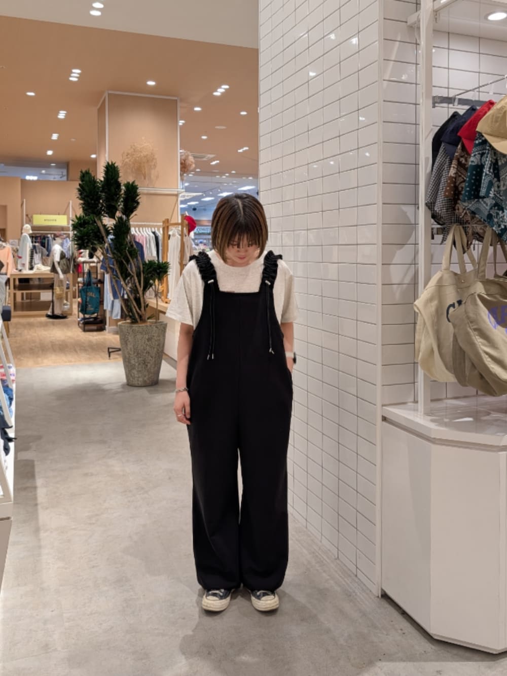 ホワイト系のTシャツ/カットソー、ブラック系のつなぎ/オールインワンを着用したレディースの夏コーディネートの2枚目の写真