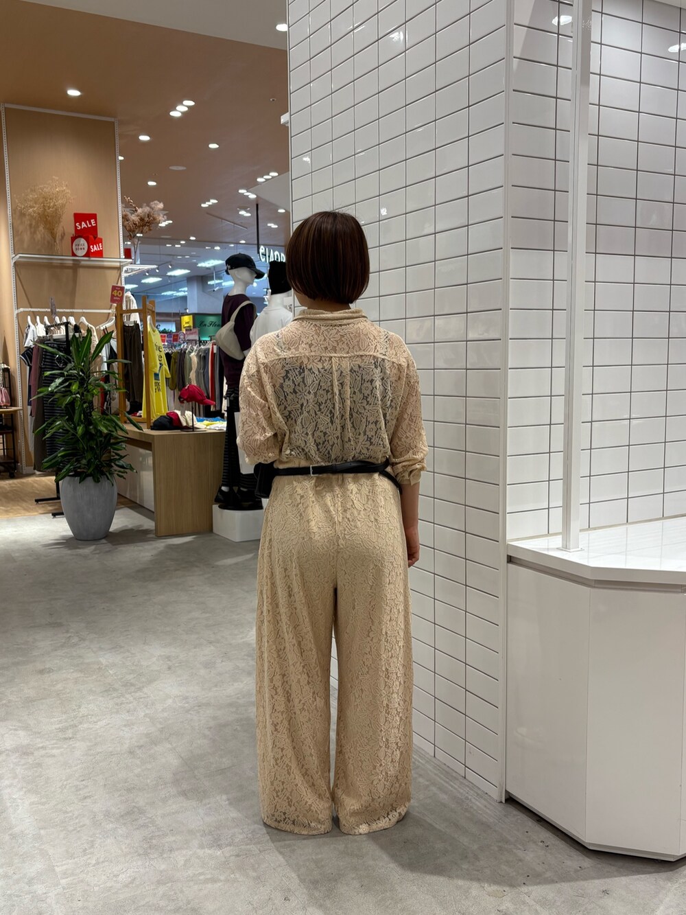 ブラック系のショルダーバッグ、ベージュ系のサロペット/オーバーオールを着用したレディースの秋コーディネートの4枚目の写真