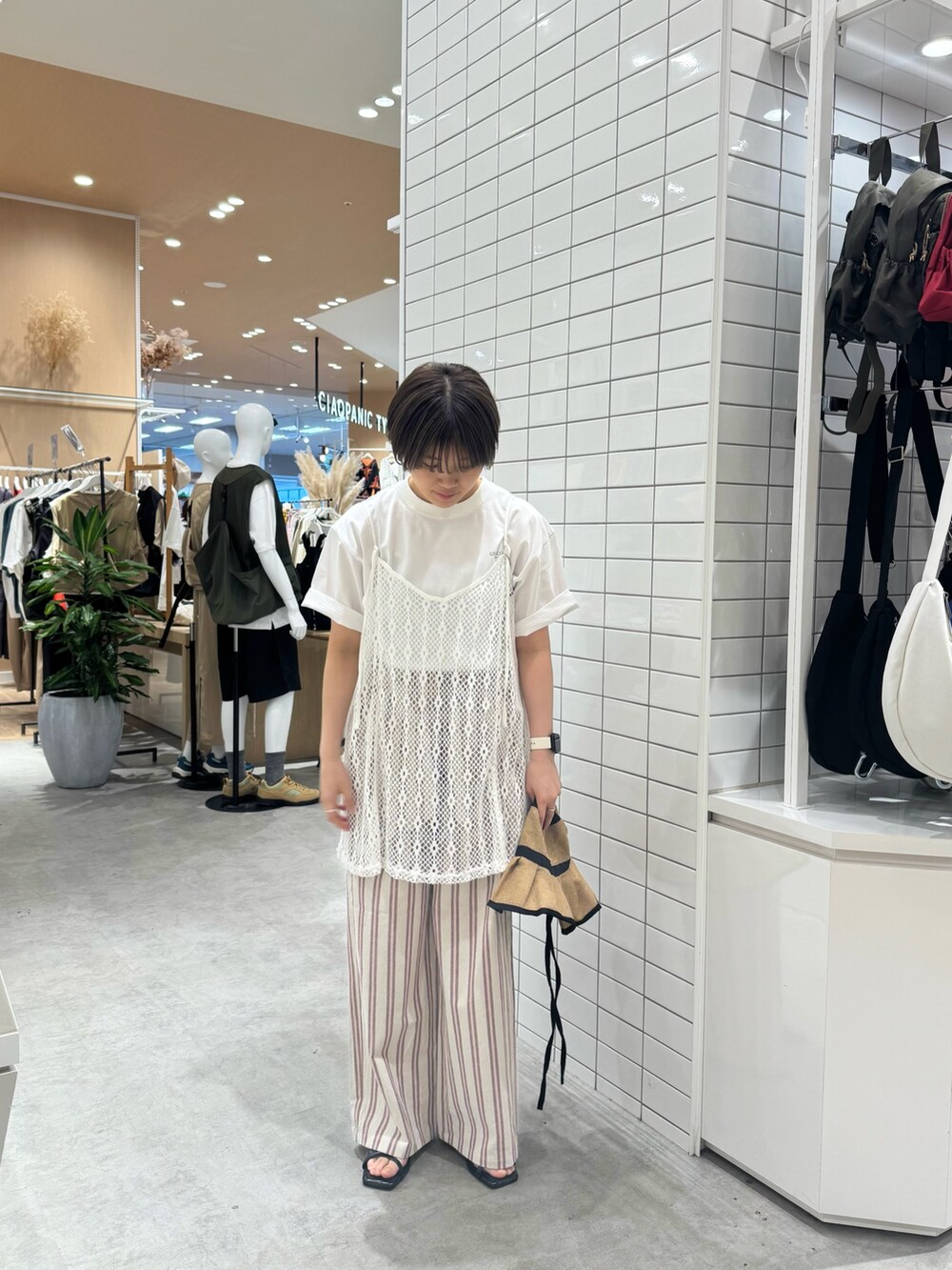 ホワイト系のTシャツ/カットソー、ホワイト系のキャミソール、ホワイト系のその他パンツを着用したレディースの夏コーディネートの3枚目の写真