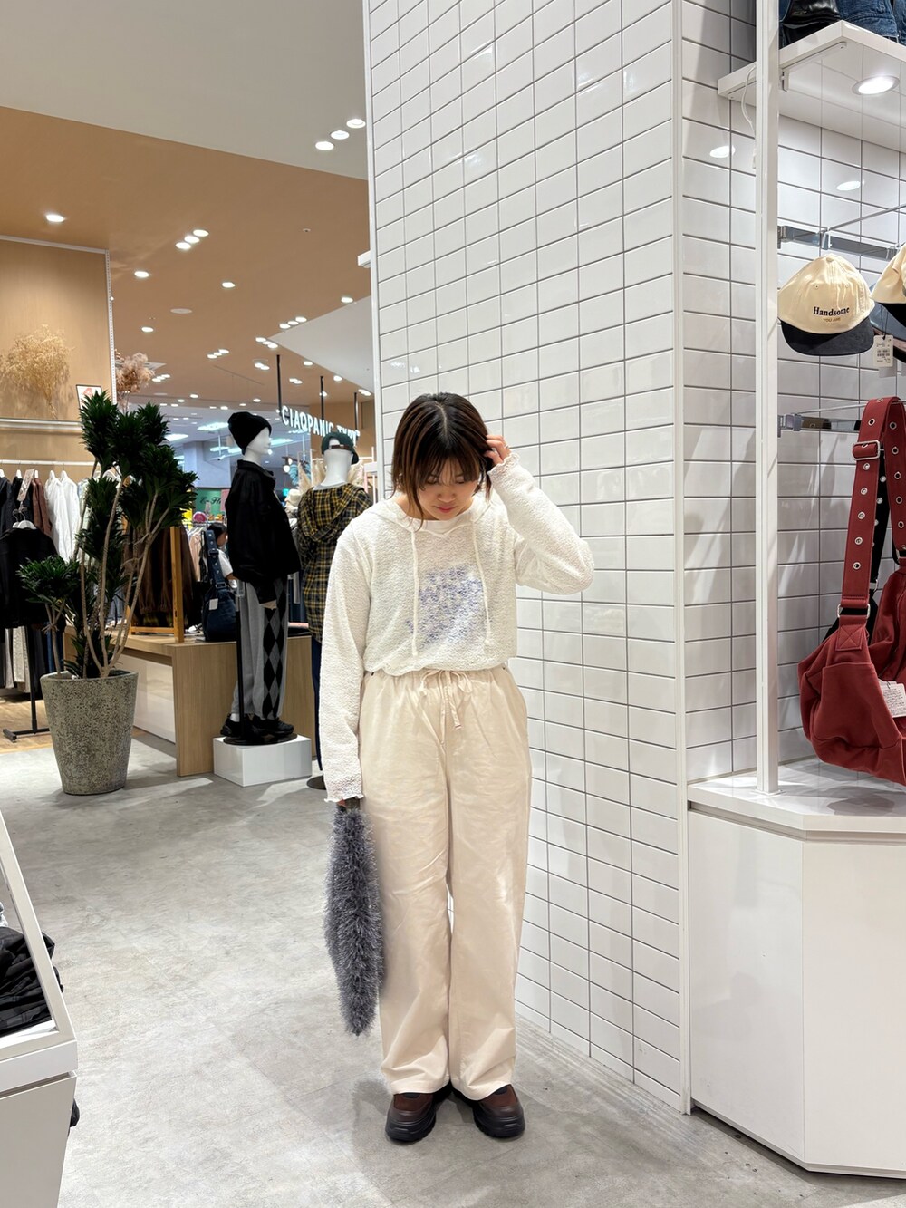 ホワイト系のその他パンツ、ブラウン系のスニーカー、ホワイト系のTシャツ/カットソーを着用したレディースの秋コーディネートの2枚目の写真