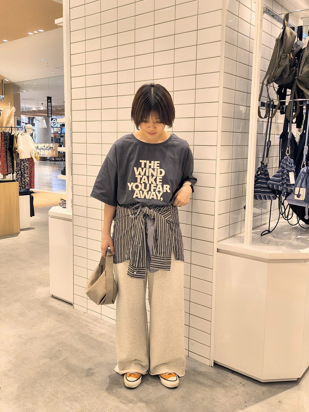 ホワイト系のスウェットパンツ、ベージュ系のショルダーバッグ、グレー系のTシャツ/カットソーを着用したレディースの夏コーディネートの2枚目の写真