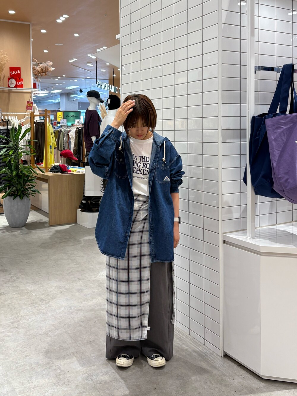 ホワイト系のTシャツ/カットソー、グレー系のデニムパンツ、ブルー系のシャツ/ブラウスを着用したレディースの秋コーディネートの3枚目の写真