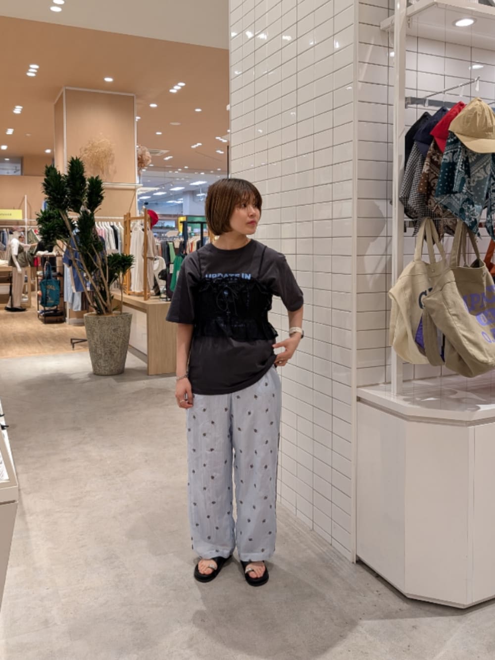 グレー系のTシャツ/カットソー、ブラック系のキャミソール、ブルー系のその他パンツを着用したレディースの夏コーディネートの2枚目の写真