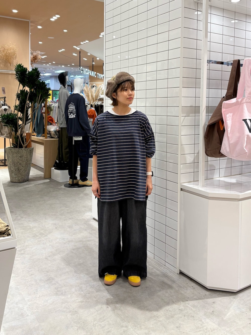 ブルー系のTシャツ/カットソー、ブラック系のデニムパンツ、ベージュ系のハットを着用したレディースの秋コーディネートの3枚目の写真