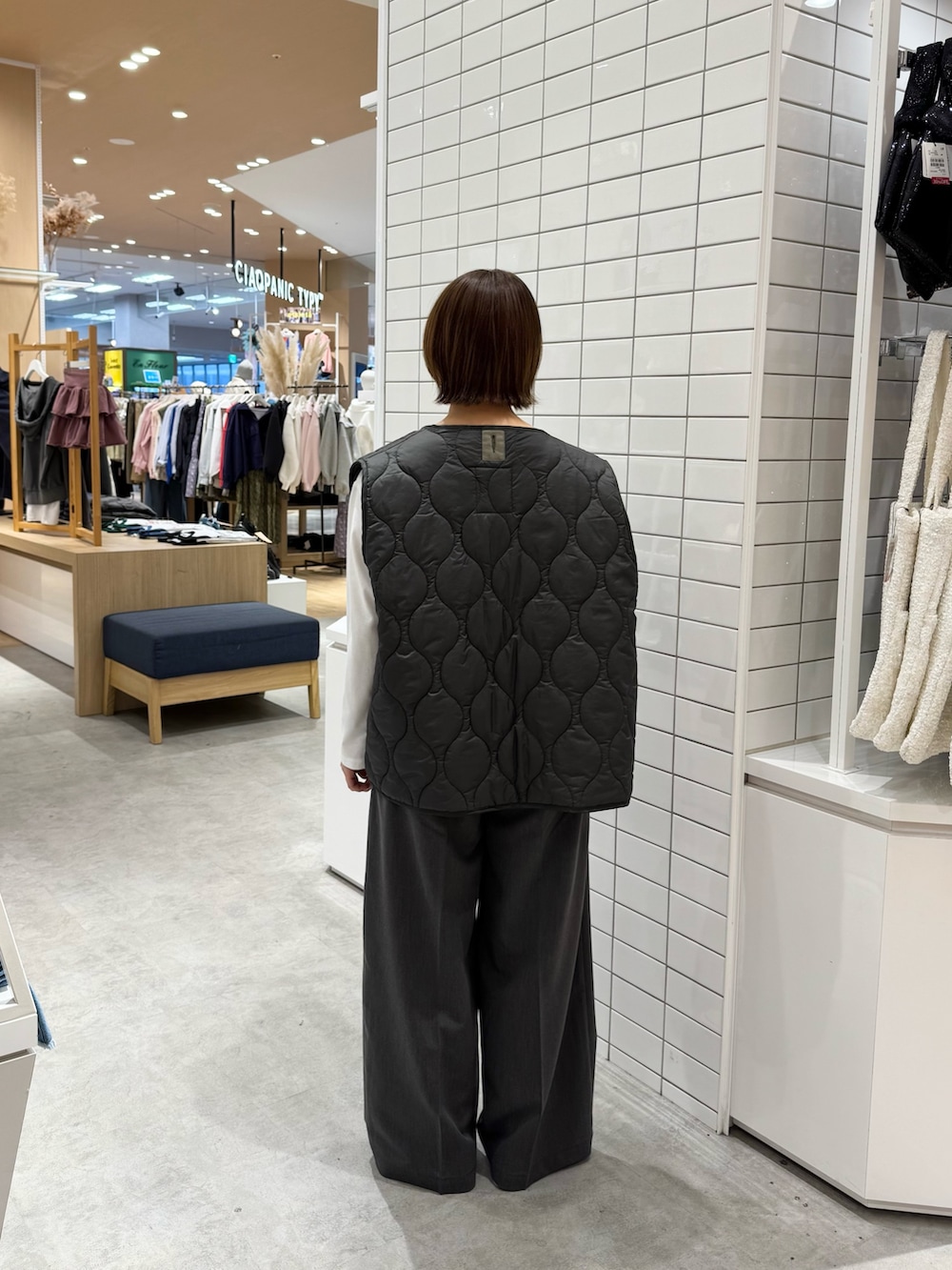 グリーン系のモッズコート、ホワイト系のTシャツ/カットソー、グレー系のパンツを着用したレディースの春コーディネートの5枚目の写真