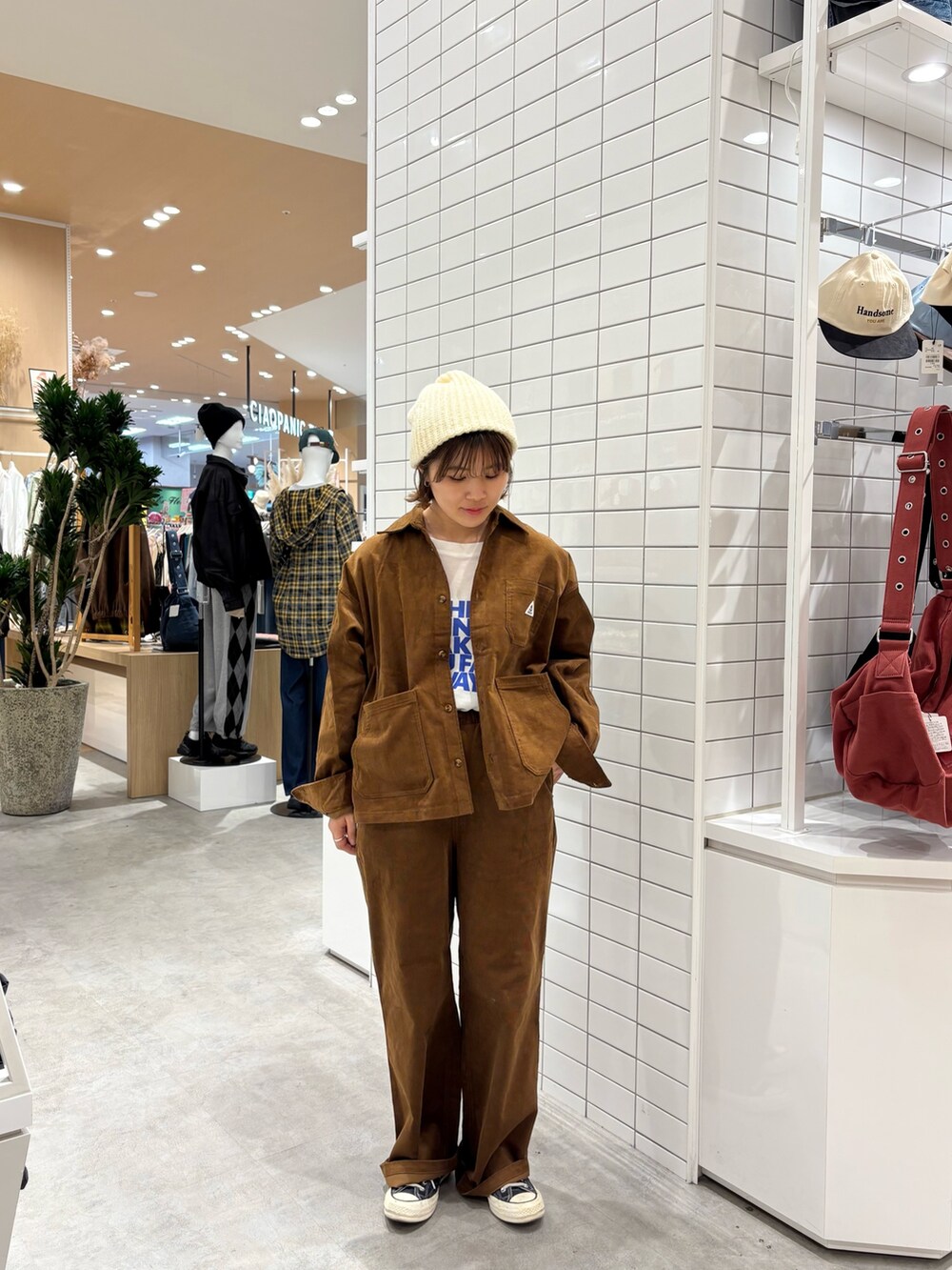 イエロー系のその他パンツ、イエロー系のその他アウター、ホワイト系のTシャツ/カットソーを着用したレディースの秋コーディネートの3枚目の写真