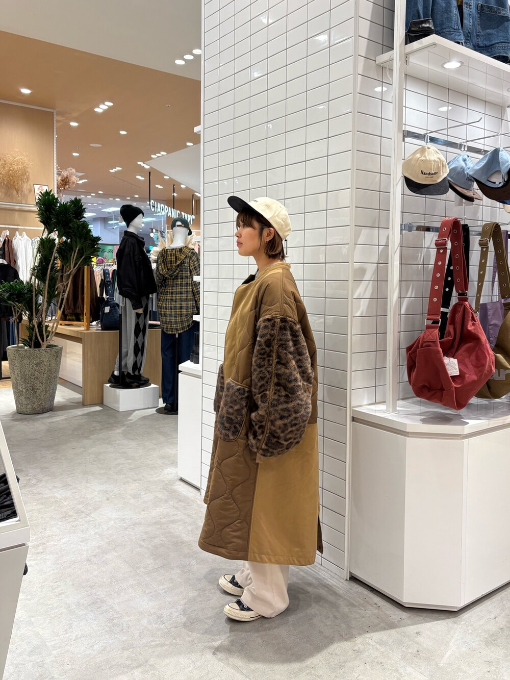 ホワイト系のその他パンツ、グレー系のニット/セーター、ブラウン系のノーカラーコートを着用したレディースの秋コーディネートの4枚目の写真