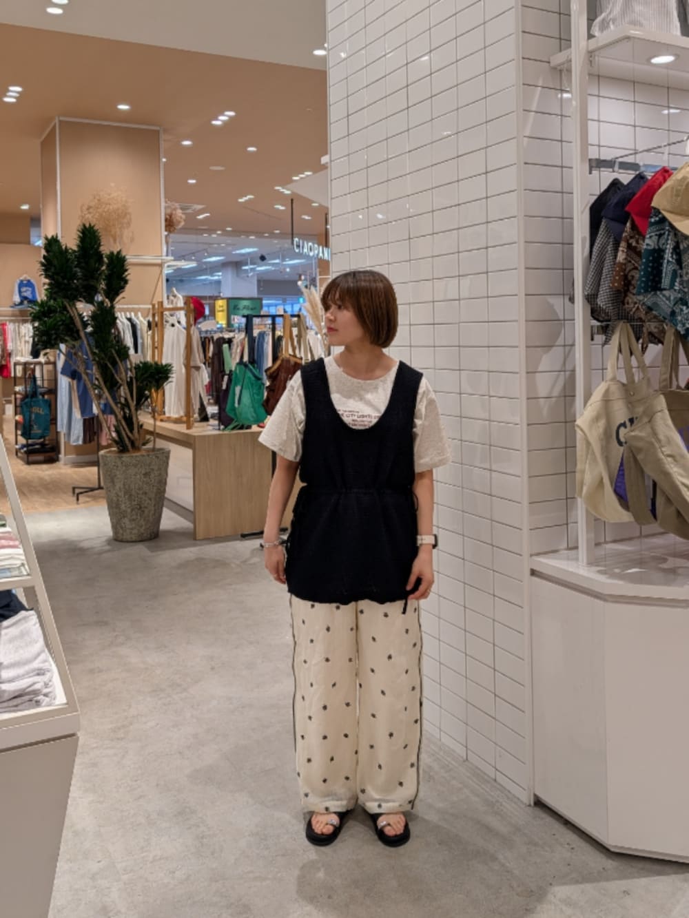 ホワイト系のその他パンツ、ブラック系のベスト、ホワイト系のTシャツ/カットソーを着用したレディースの夏コーディネートの2枚目の写真