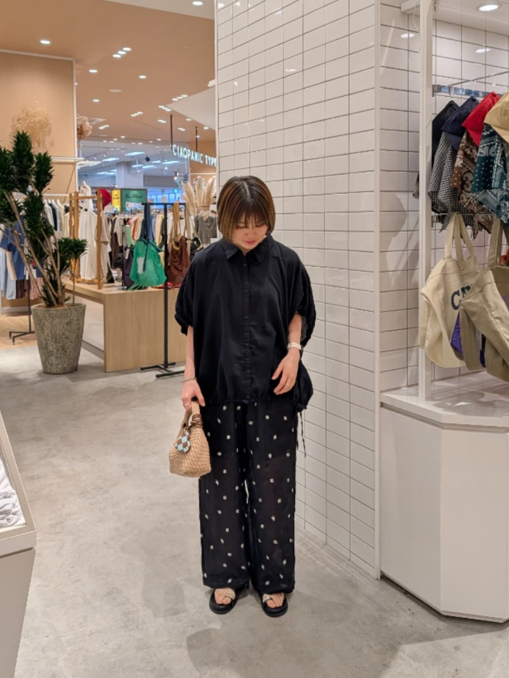 ブラック系のシャツ/ブラウス、ブラック系のその他パンツ、ブラック系のサンダルを着用したレディースの夏コーディネートの3枚目の写真