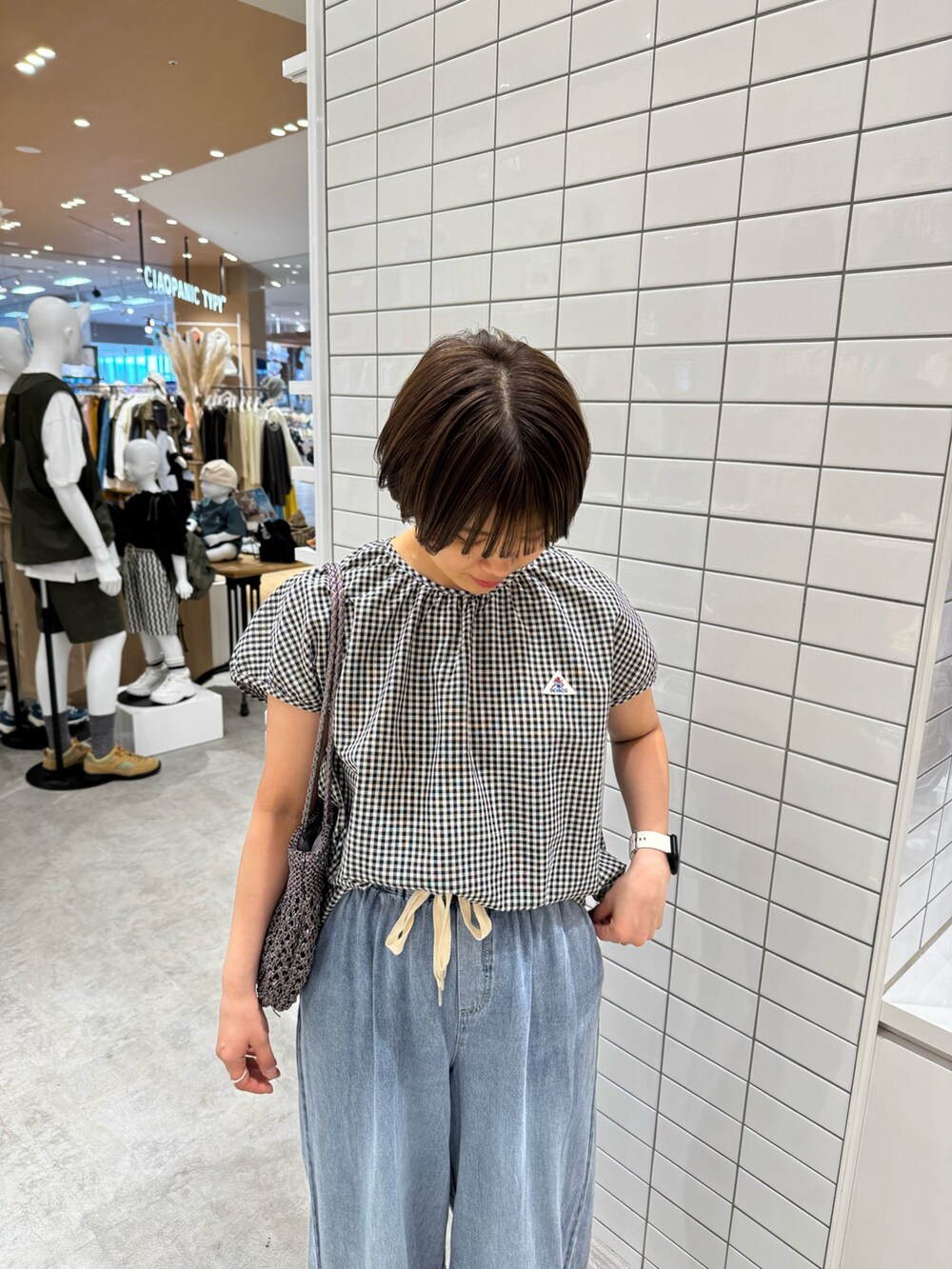 ブラック系のシャツ/ブラウス、ブルー系のデニムパンツ、ブラック系のサンダルを着用したレディースの夏コーディネートの5枚目の写真