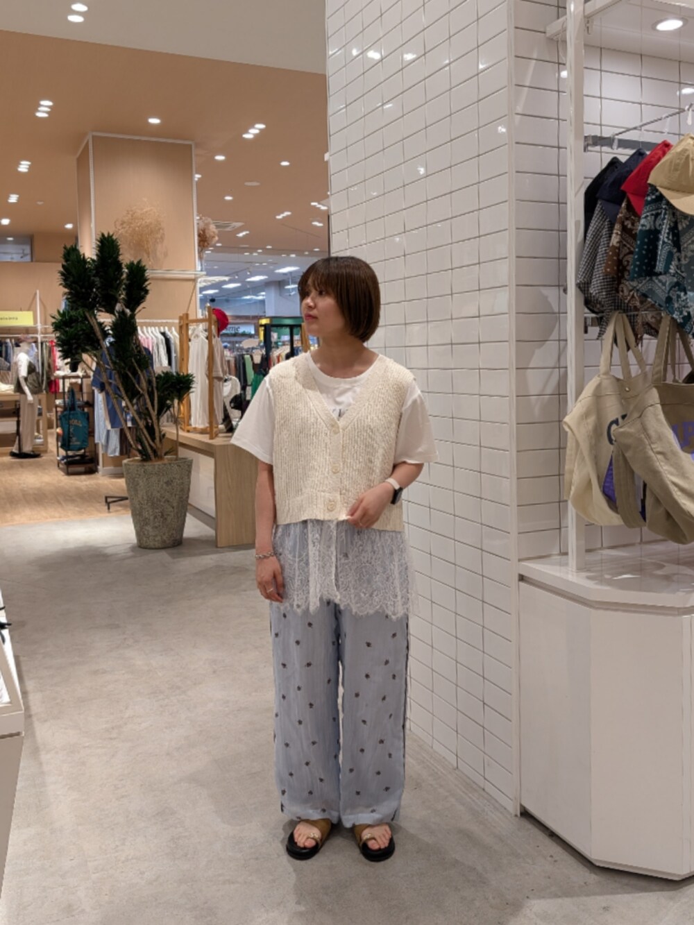 ブルー系のその他パンツ、ホワイト系のベスト、ホワイト系のTシャツ/カットソーを着用したレディースの夏コーディネートの3枚目の写真