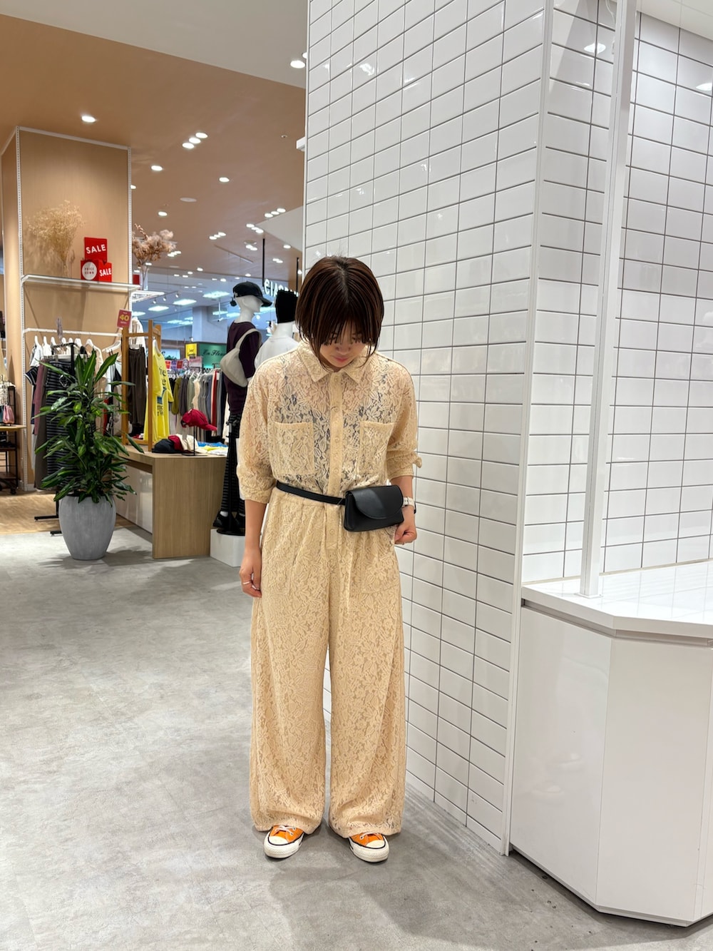 ブラック系のショルダーバッグ、ベージュ系のサロペット/オーバーオールを着用したレディースの秋コーディネートの3枚目の写真