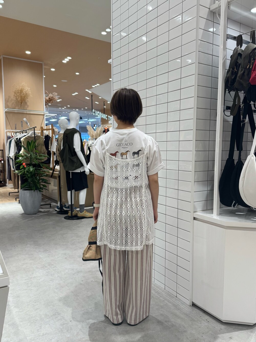 ホワイト系のTシャツ/カットソー、ホワイト系のキャミソール、ホワイト系のその他パンツを着用したレディースの夏コーディネートの4枚目の写真