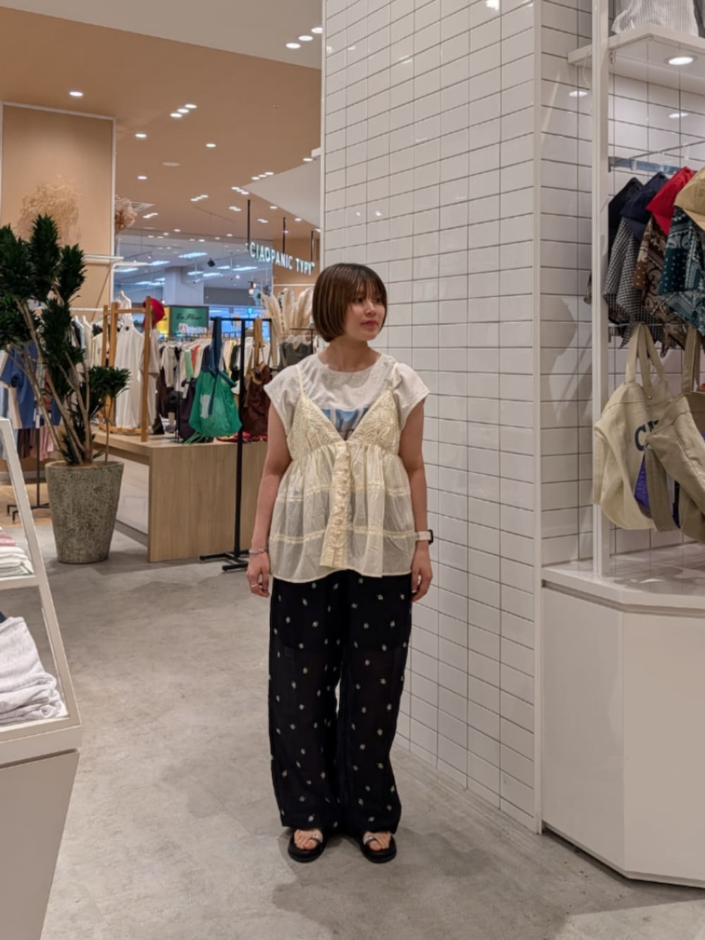 グレー系のTシャツ/カットソー、ブラック系のその他パンツ、ブラック系のサンダルを着用したレディースの夏コーディネートの3枚目の写真