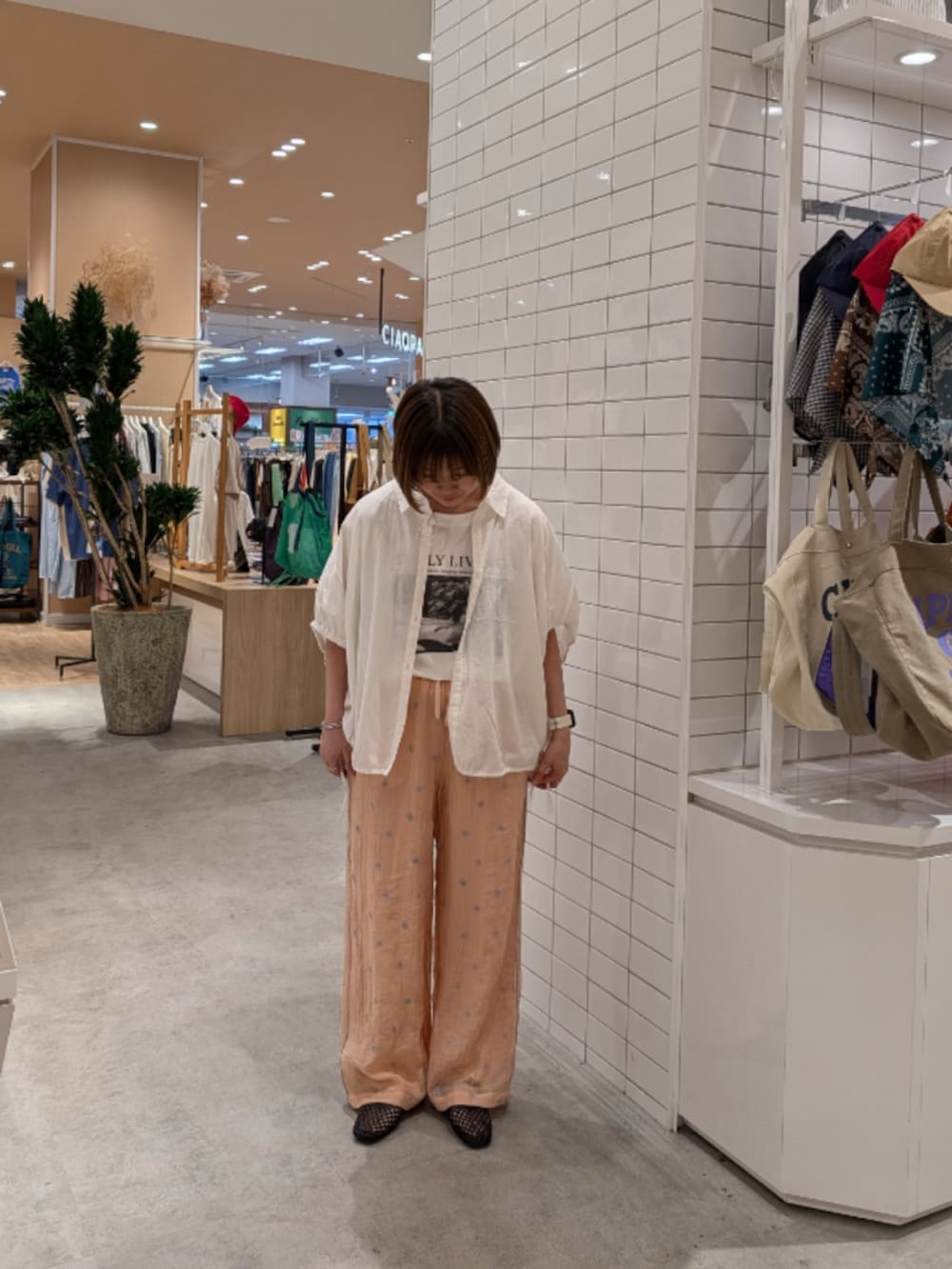 ピンク系のその他パンツ、ブラック系のパンプス、ホワイト系のTシャツ/カットソーを着用したレディースの夏コーディネートの2枚目の写真