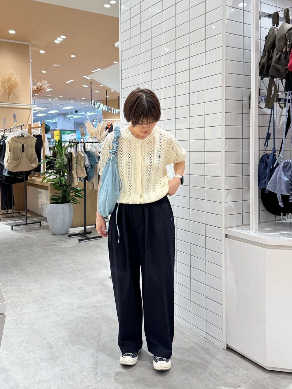 ホワイト系のカーディガン/ボレロ、ブラック系のその他パンツ、ブルー系のトートバッグを着用したレディースの夏コーディネートの2枚目の写真