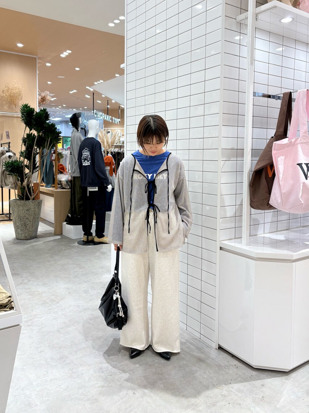 ホワイト系のスウェットパンツ、ブラック系のトートバッグ、ブルー系のTシャツ/カットソーを着用したレディースの秋コーディネートの2枚目の写真