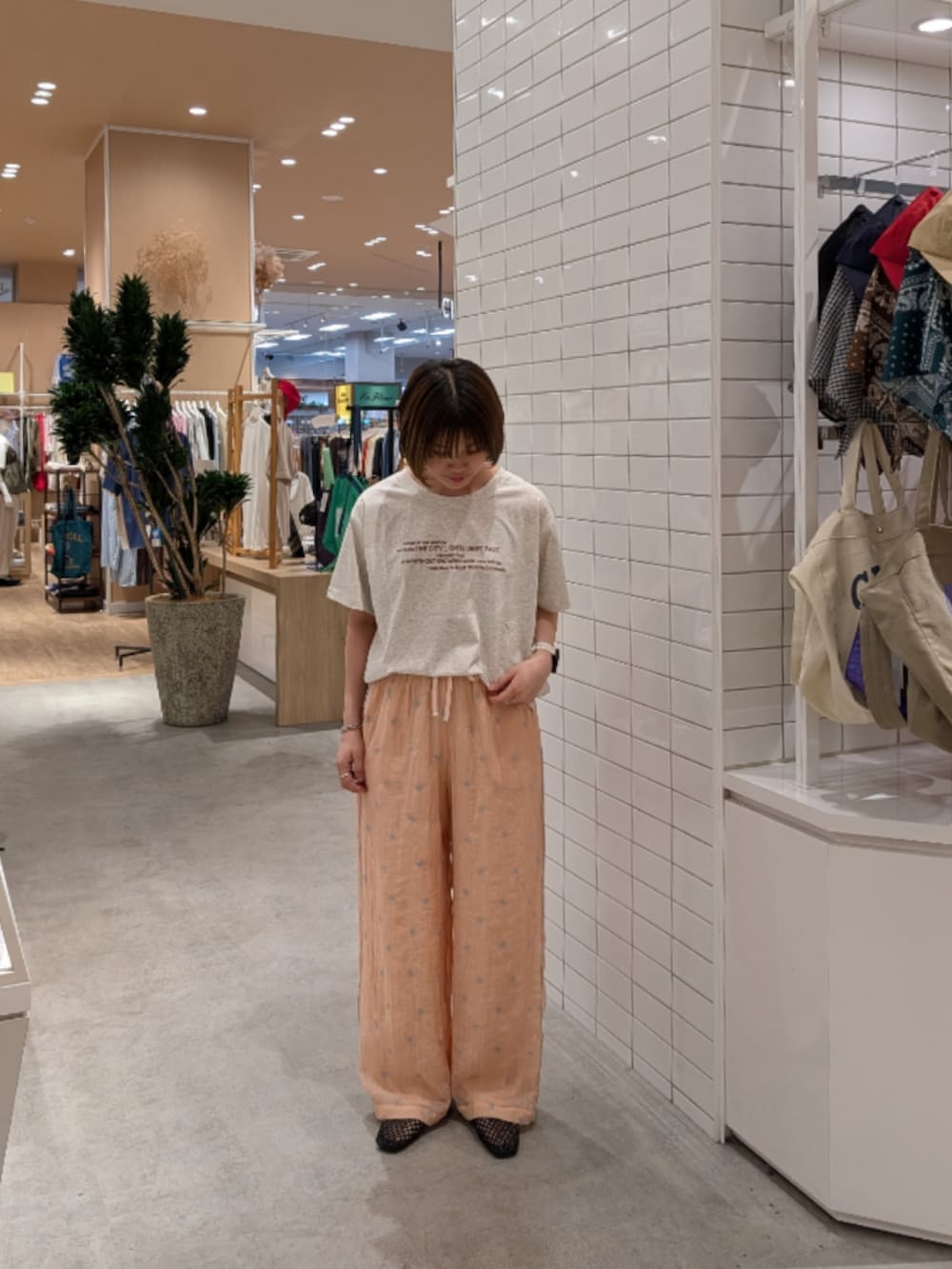 ホワイト系のTシャツ/カットソー、ピンク系のその他パンツ、ブラック系のパンプスを着用したレディースの夏コーディネートの2枚目の写真