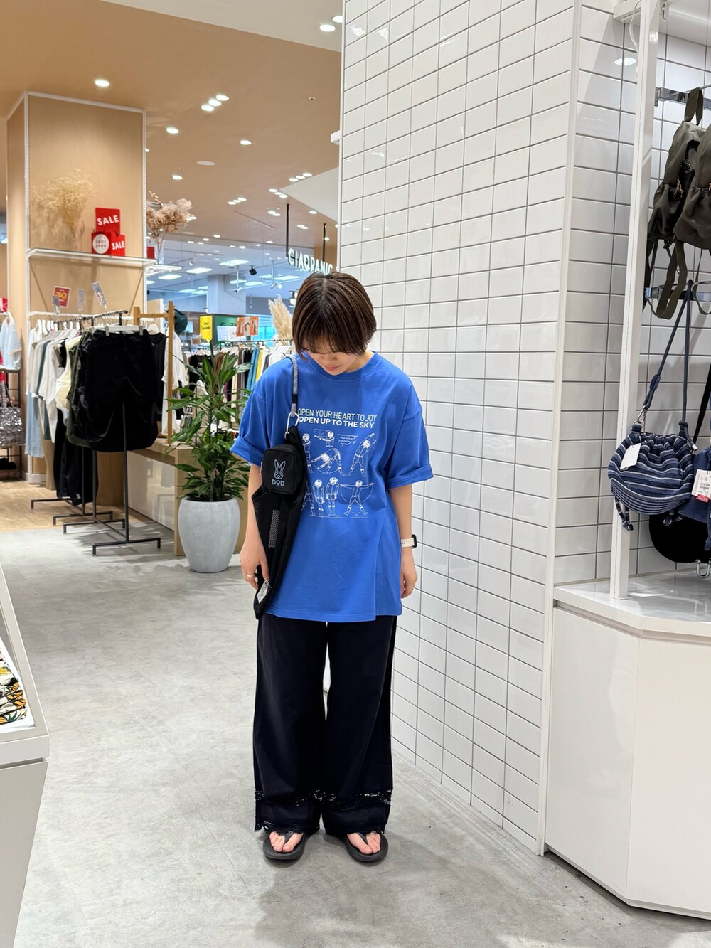 ブルー系のTシャツ/カットソー、ブラック系のその他パンツ、ブラック系のトートバッグを着用したレディースの夏コーディネートの2枚目の写真