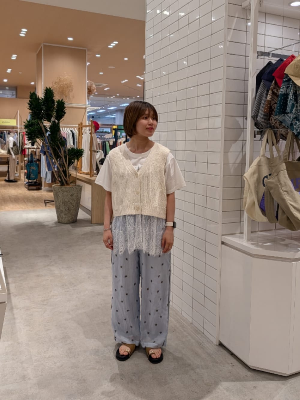ブルー系のその他パンツ、ホワイト系のベスト、ホワイト系のTシャツ/カットソーを着用したレディースの夏コーディネートの2枚目の写真