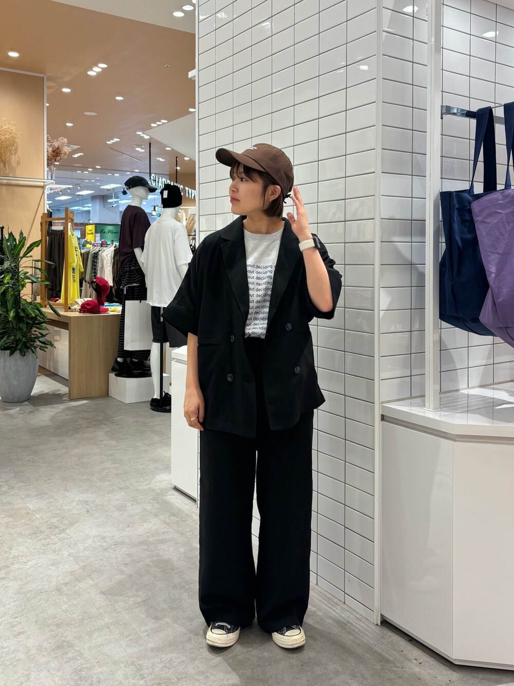 ブラック系のスラックス、ブラック系のテーラードジャケット、グレー系のTシャツ/カットソーを着用したレディースの秋コーディネートの3枚目の写真