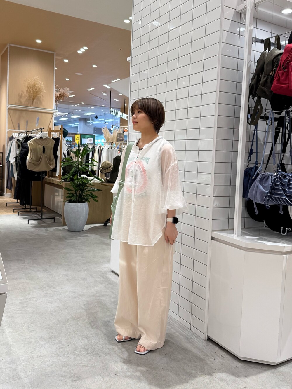 ホワイト系のタンクトップ、ホワイト系のシャツ/ブラウス、ホワイト系のデニムパンツを着用したレディースの夏コーディネートの4枚目の写真