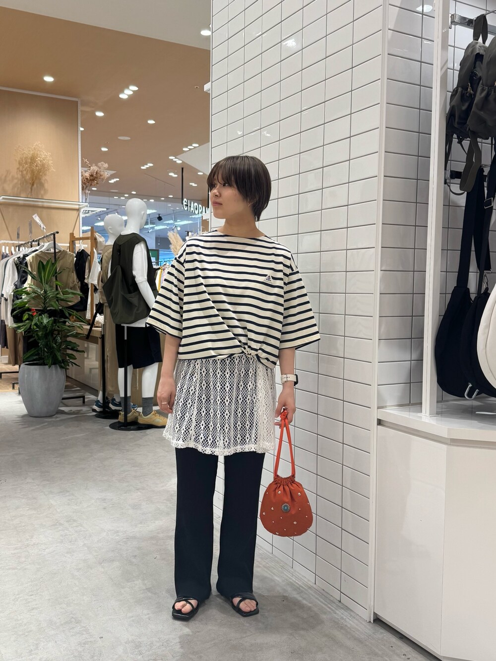 ホワイト系のTシャツ/カットソー、ホワイト系のキャミソール、ブラック系のその他パンツを着用したレディースの夏コーディネートの3枚目の写真